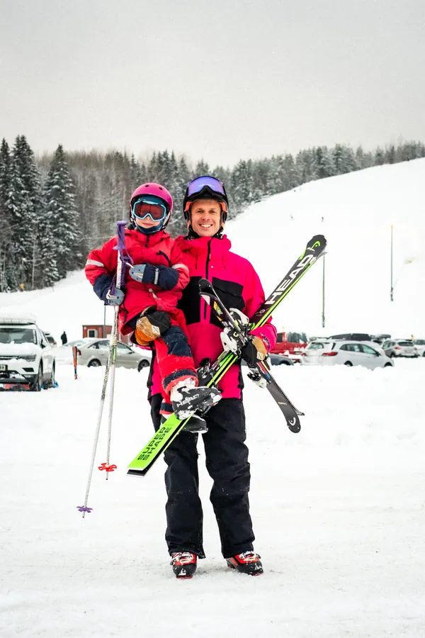 Täiskasvanu ja laps suuskadega